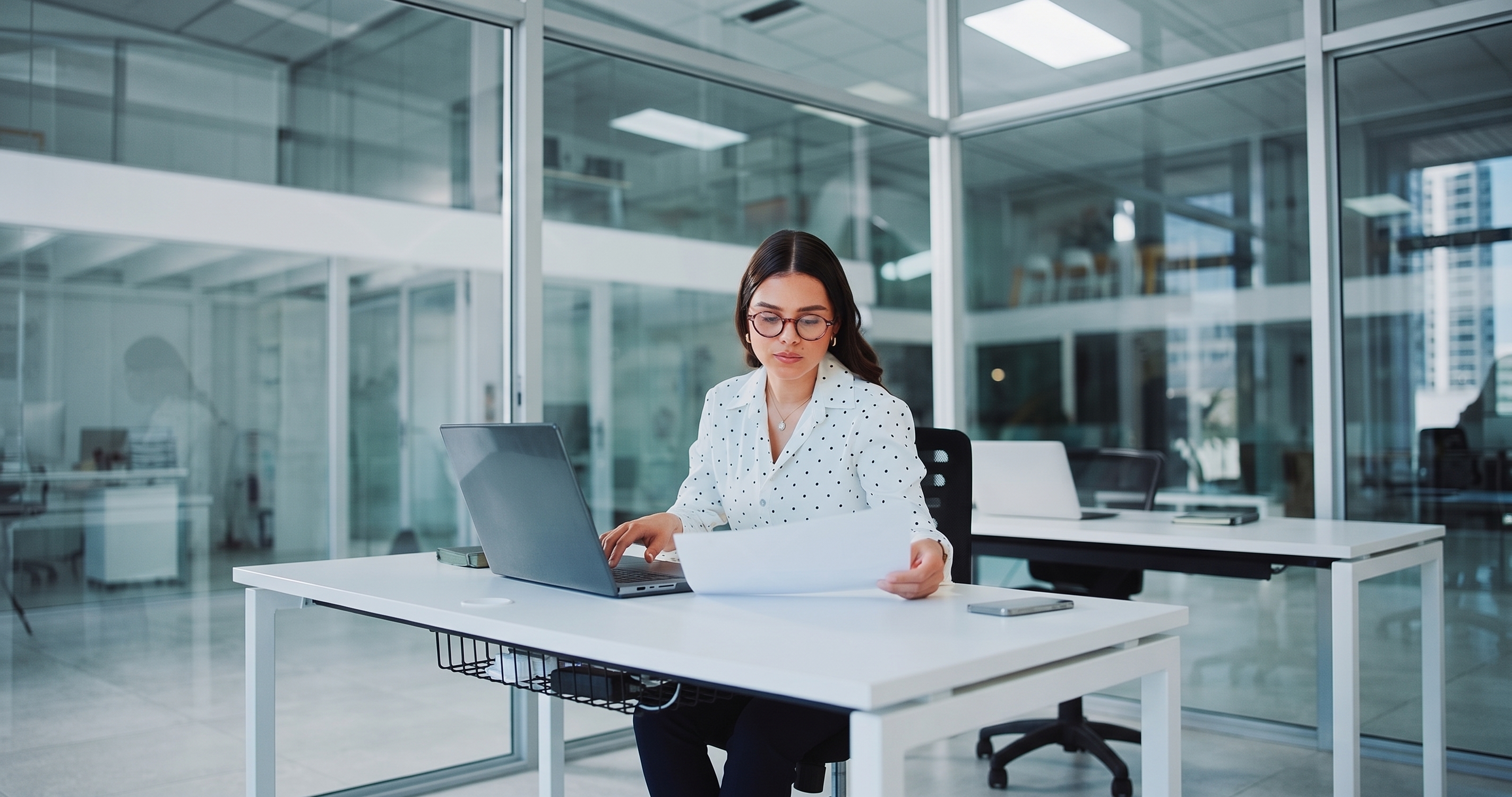 Collègues célébrant une réussite dans un bureau moderne.
